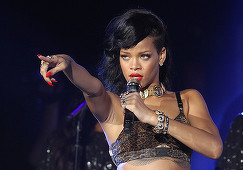 Cântăreaţa Rihanna va lansa un nou parfum în colecţia sa de produse cosmetice