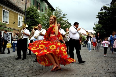 Cea mai veche fanfară din ţară face spectacol la Festivalul Internaţional de Teatru de la Sibiu; artiştii cântă ”după ureche”