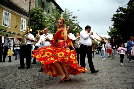 Cea mai veche fanfară din ţară face spectacol la Festivalul Internaţional de Teatru de la Sibiu; artiştii cântă ”după ureche”