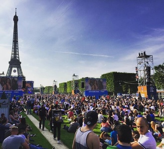 Euro 2016: Suporterii ţărilor participante, invitaţi la un uriaş karaoke liric, în centrul Parisului

