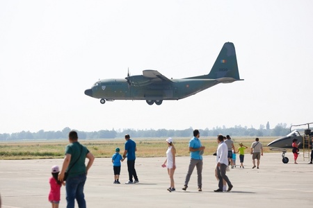 Câteva mii de buzoieni au participat la mitingul aerian "BOBAS 2016", organizat de Şcoala de Aplicaţie pentru Forţele Aeriene de la Boboc - FOTO