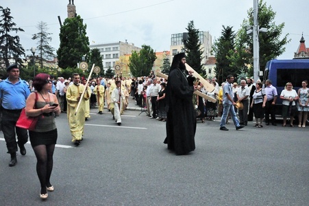 Peste 2.000 de credincioşi au participat la o procesiune religioasă de Rusalii, la Cluj - Napoca