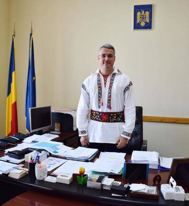 Ministrul Muncii, Dragoş Pîslaru, în port popular la minister, de Ziua iei