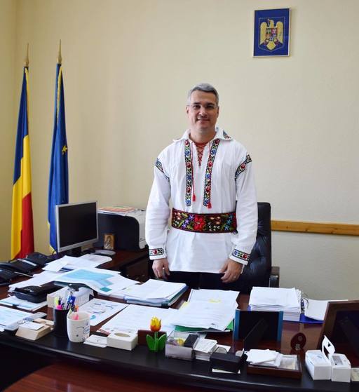 Ministrul Muncii, Dragoş Pîslaru, în port popular la minister, de Ziua iei