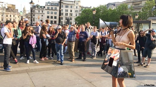 O artistă elveţiană, arestată la Londra, după ce a permis trecătorilor să îi atingă organele genitale