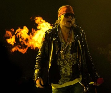 Trupa Guns N' Roses a început turneul ”Not In this Lifetime” cu un show incendiar în oraşul Detroit
