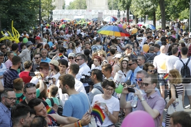 REPORTAJ: Marşul Diversităţii 2016 - Steaguri, umbrele, baloane multicolore şi îndemnuri precum ”Fără ură”, ”Fără frică” şi ”Hetero, dar nu obtuz” - FOTO, VIDEO