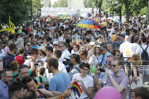 REPORTAJ: Marşul Diversităţii 2016 - Steaguri, umbrele, baloane multicolore şi îndemnuri precum ”Fără ură”, ”Fără frică” şi ”Hetero, dar nu obtuz” - FOTO, VIDEO