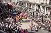Parada gay de la Londra: 40.000 de participanţi, alături de primar, vedete din showbiz, musulmani, militari şi poliţişti; Drapelul LGBT, arborat în premieră pe Parlamentul britanic