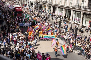 Parada gay de la Londra: 40.000 de participanţi, alături de primar, vedete din showbiz, musulmani, militari şi poliţişti; Drapelul LGBT, arborat în premieră pe Parlamentul britanic
