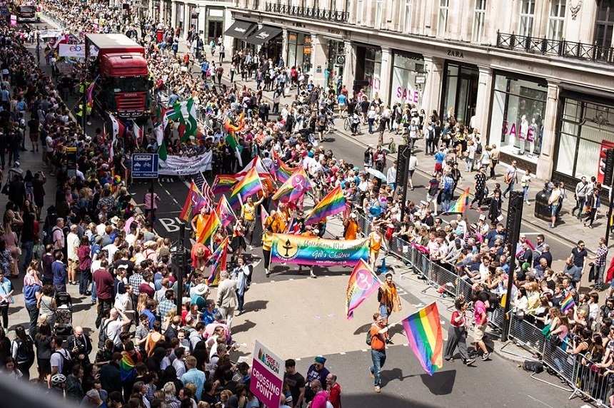 Parada gay de la Londra: 40.000 de participanţi, alături de primar, vedete din showbiz, musulmani, militari şi poliţişti; Drapelul LGBT, arborat în premieră pe Parlamentul britanic