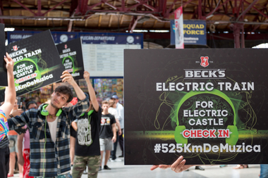 Sute de tineri vor pleca la Electric Castle cu un tren muzical plin de DJ-i cunoscuţi