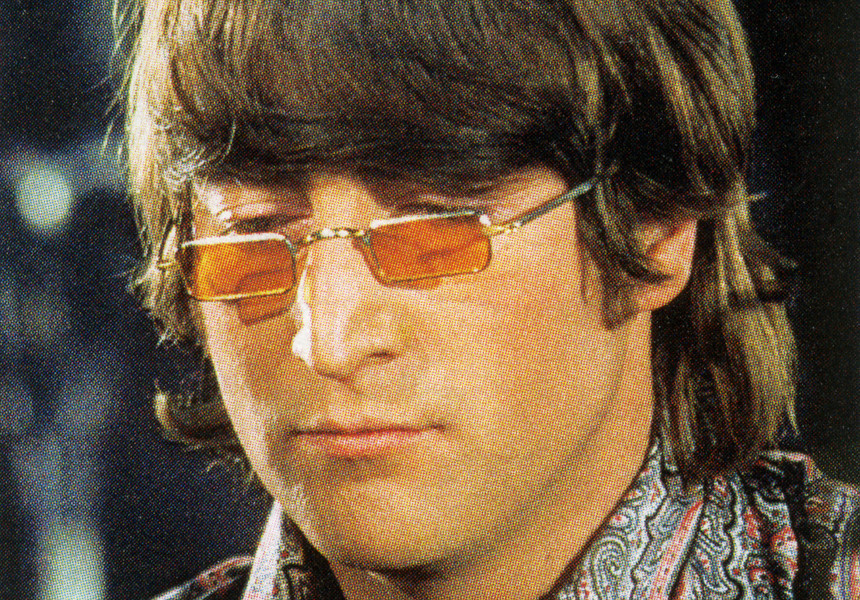 O cămaşă pătată cu sângele lui John Lennon, vândută la licitaţie cu peste 40.000 de dolari