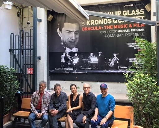 Cine-concertele ”Dracula: Muzica şi Filmul” pe care Philip Glass şi Kronos Quartet le vor susţine la Bucureşti încep la ora 21.30