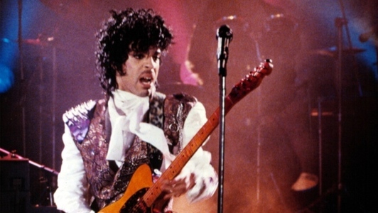 Piese vestimentare purtate de Prince în filmul ”Purple Rain” au fost adjudecate contra sumei de 192.000 de dolari