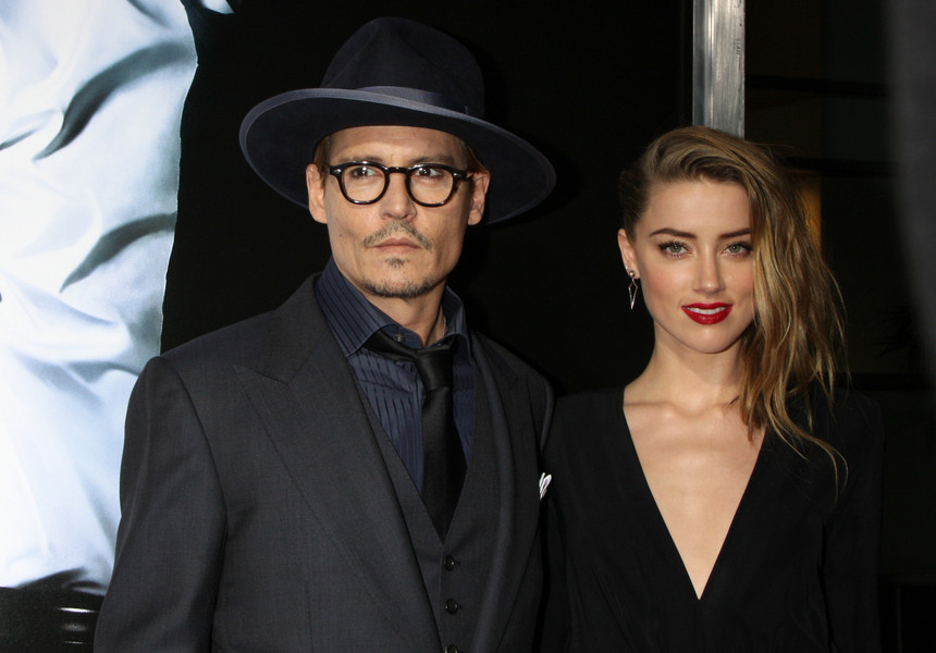 Johnny Depp şi-a modificat tatuajul dedicat soţiei Amber Heard: ”Subţirica” a devenit ”Scursura”. FOTO