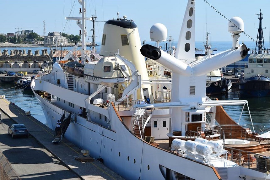 Yachtul miliardarului grec Onassis, aflat în Portul Constanţa, poate fi închiriat pentru croaziere private cu două milioane de dolari pe lună