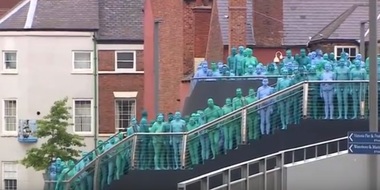 Peste 3.000 de persoane au participat nud la un proiect artistic în oraşul englez Kingston upon Hull