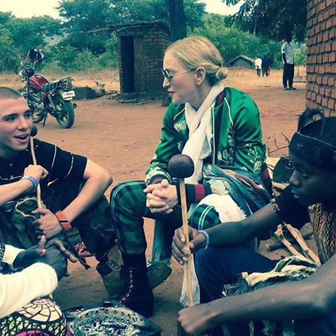 Madonna a călătorit în Malawi, pentru a-şi susţine fiul adoptiv, care a primit un nume de trib 