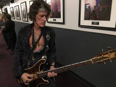 Chitaristul Joe Perry a fost dus de urgenţă la spital, după ce i s-a facut rău pe scenă; Starea sa este stabilă