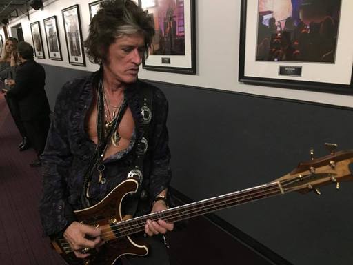 Chitaristul Joe Perry a fost dus de urgenţă la spital, după ce i s-a facut rău pe scenă; Starea sa este stabilă