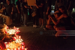 Candele şi flori, în Piaţa Universităţii. Prieteni şi fani i-au adus un omagiu lui Nik Baydin, chitaristul trupei The Rock