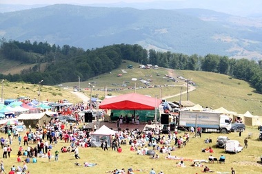 Târgul de Fete, organizat în premieră doar la poalele Muntelui Găina, în Avram Iancu, din cauza ploilor abundente