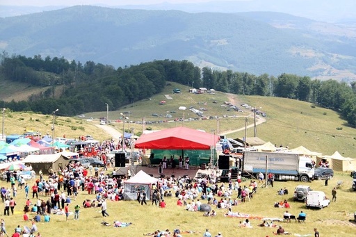 Târgul de Fete, organizat în premieră doar la poalele Muntelui Găina, în Avram Iancu, din cauza ploilor abundente