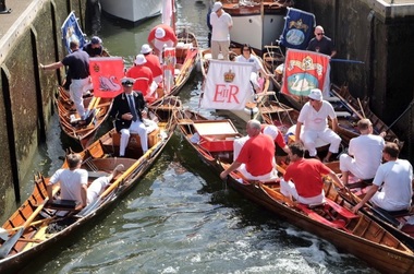 Recensământul anual al lebedelor de pe Tamisa, o tradiţie veche de 800 de ani, a început luni la Londra - FOTO, VIDEO
