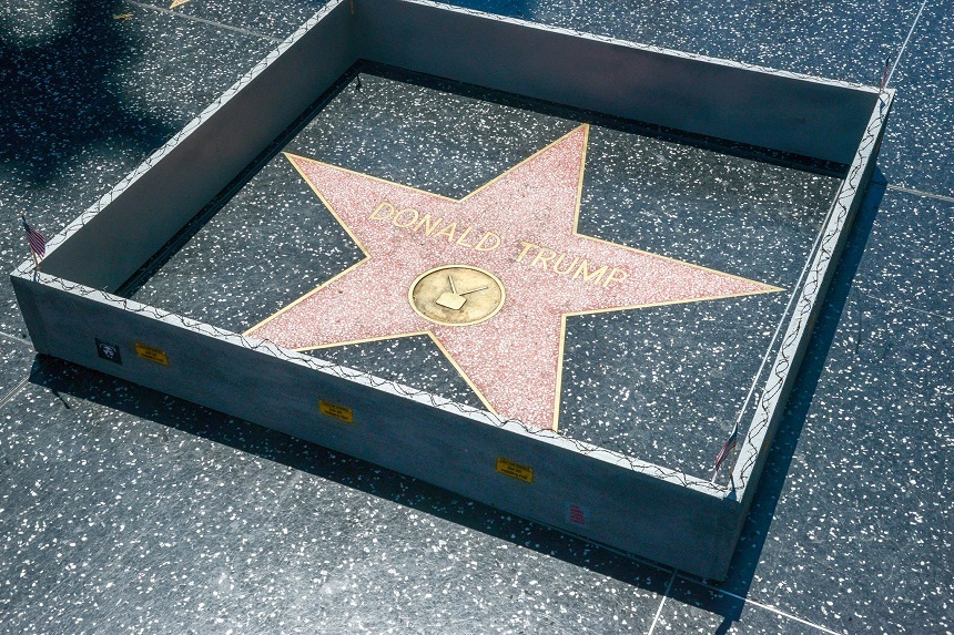 Un artist a construit un zid miniatural în jurul stelei lui Donald Trump de pe Walk of Fame din Los Angeles - VIDEO