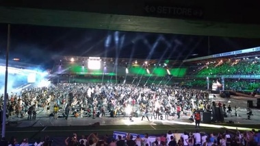Record Guinness: Piesa ”Smells Like Teen Spirit” a trupei Nirvana, interpretată simultan de 1.200 de muzicieni, în Italia - VIDEO
