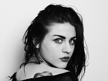 Fiica lui Kurt Cobain îşi expune lucrările alături de tablourile solistului trupei Incubus la un festival din Las Vegas