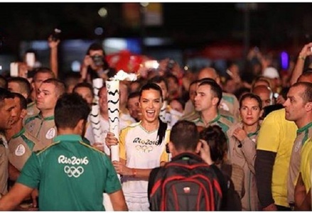 Top-modelul brazilian Adriana Lima a plâns la ceremonia de aprindere a torţei olimpice