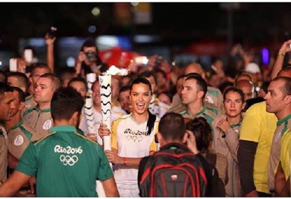 Top-modelul brazilian Adriana Lima a plâns la ceremonia de aprindere a torţei olimpice