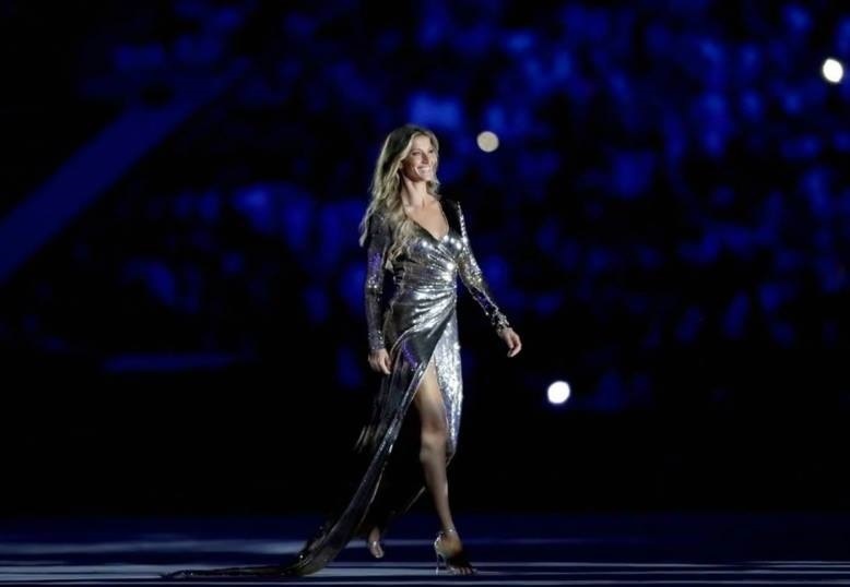 Gisele Bündchen a defilat la ceremonia de deschidere de la Rio într-o rochie creată de designerul jeanşilor anticelulită