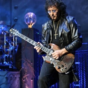 Tony Iommi, chitaristul trupei Black Sabbath, a anunţat intrarea în remisie a cancerului cu care a fost diagnosticat în 2012