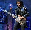 Tony Iommi, chitaristul trupei Black Sabbath, a anunţat intrarea în remisie a cancerului cu care a fost diagnosticat în 2012