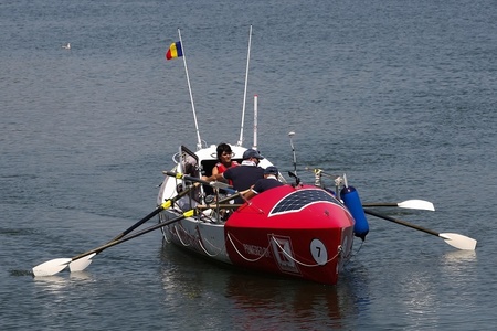 Românii care vor traversa Atlanticul cu o barcă cu vâsle au lansat ambarcaţiunea la apă. Startul, în decembrie anul viitor