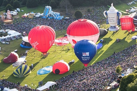 Aproximativ 500.000 de persoane au participat la cea mai mare fiesta europeană a baloanelor cu aer cald, în Anglia. FOTO