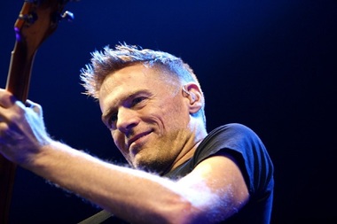 Bryan Adams a strâns 10.000 de lire sterline în timpul unui concert, pentru un fan bolnav de cancer