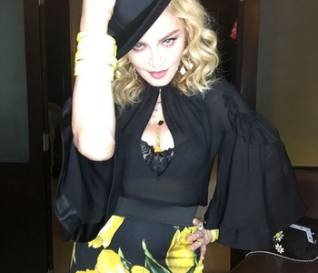 Madonna şi-a sărbătorit a 58-a aniversare dansând pe bar în centru vechi al Havanei. VIDEO