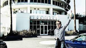 Paul McCartney a semnat cu Capitol Records, casa de discuri americană unde şi-a început cariera solo; Artistul lucrează la un album