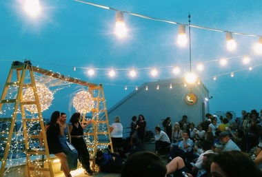 Recomandări pentru weekend: Concerte, tururi ghidate, expoziţii, premiere de film şi o seară de poezie deasupra Bucureştiului