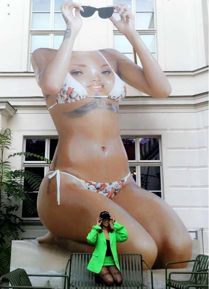 Rihanna s-a fotografiat cu o sculptură care o înfăţişează, expusă la un festival de artă contemporană din Berlin