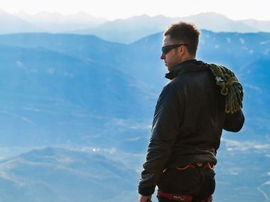 Un italian pasionat de sporturile extreme şi-a filmat propria moarte, în timp ce efectua o cascadorie aeriană. VIDEO
