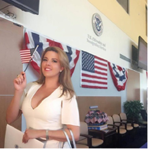 O fostă Miss Universe a devenit cetăţean american şi a jurat că va vota împotriva lui Donald Trump