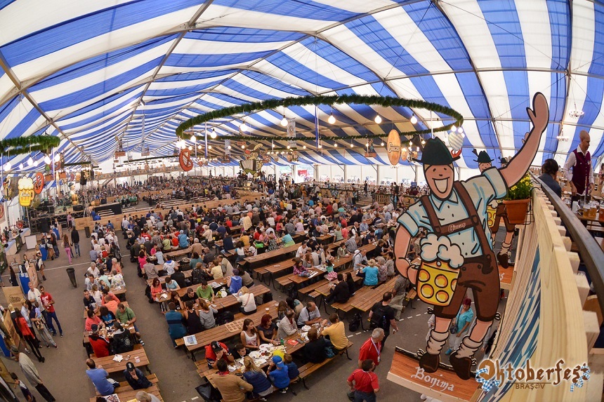 Braşov: Lanţ uman de bere, concursuri, concerte, dar şi produse tradiţionale şi şapte feluri de bere, la Oktoberfest