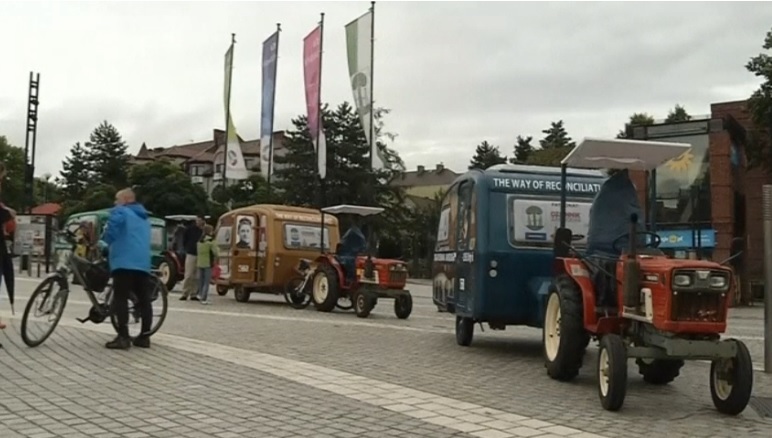 Patru persoane fără adăpost din Polonia au pornit într-un pelerinaj cu tractorul prin Europa, inspirat dintr-un film regizat de David Lynch