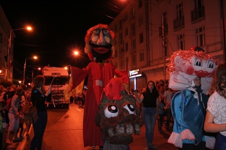 Craiova: Mii de persoane, la parada păpuşilor gigant organizată la deschiderea Festivalului Puppets Occupy Street