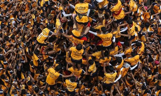 Piramide umane formate în India au sfidat un ordin judecătoresc, pentru a celebra o zeitate hindusă